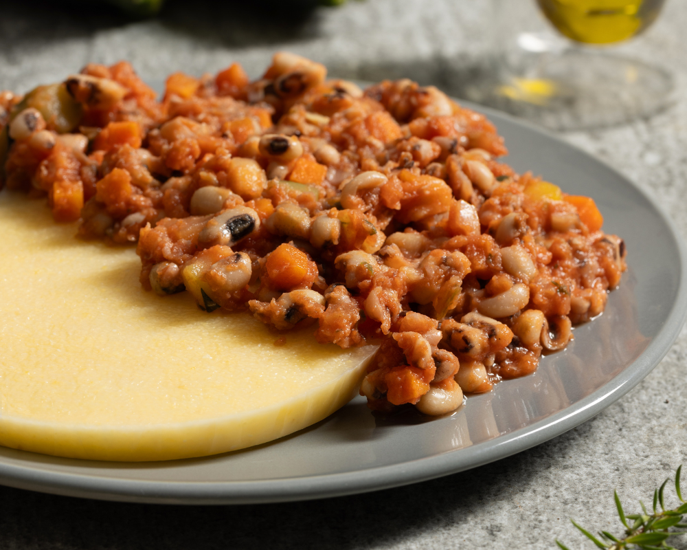 Polenta con sugo di fagioli e verdure