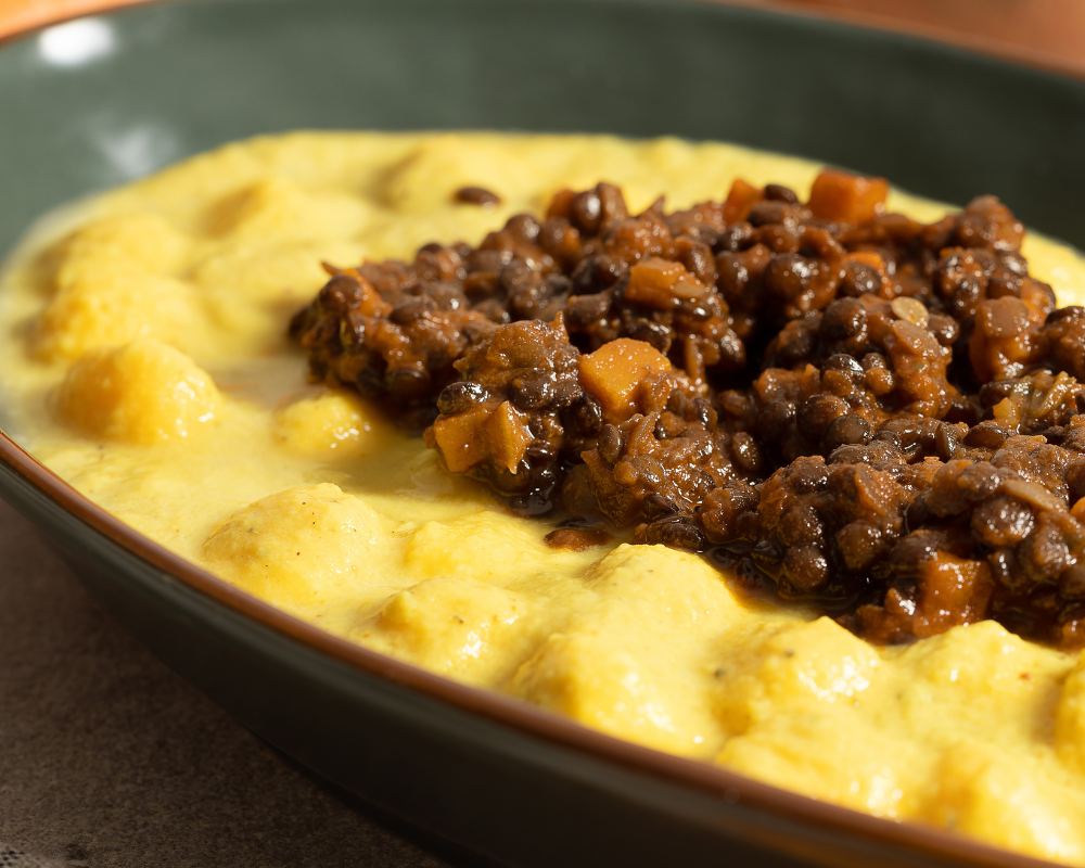 Chicche di mais al ragù cremoso di lenticchie
