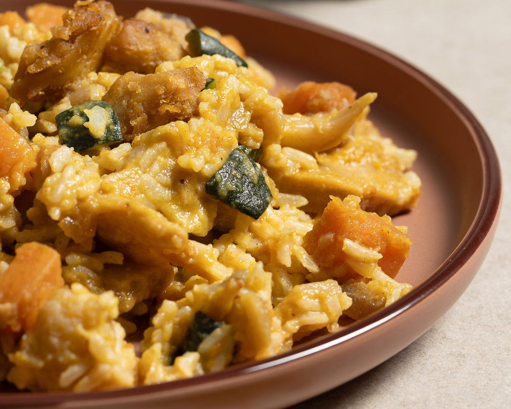 Straccetti vegetali al curry con riso basmati e verdure