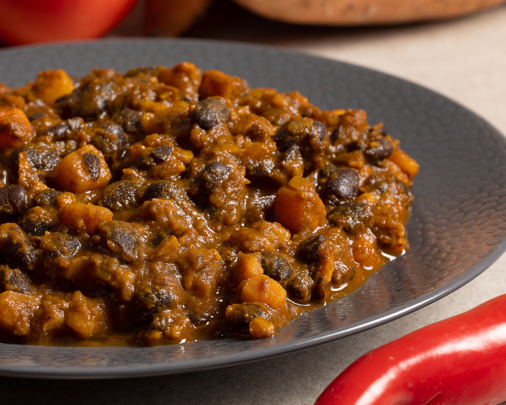 Stufato speziato di fagioli neri e batata rossa