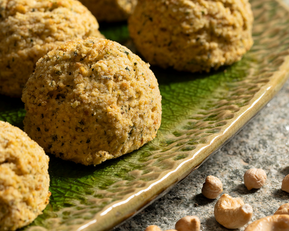 Polpette di ceci con crema di anacardi e menta