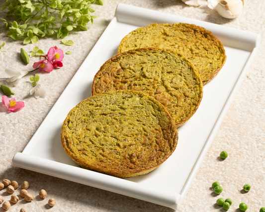 Burger vegetale di piselli con broccoli e misticanza di fiori