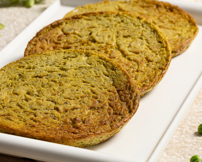 Burger vegetale di piselli con broccoli e misticanza di fiori