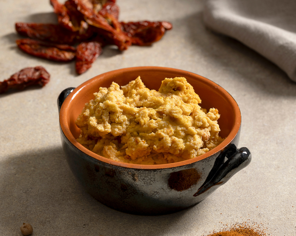 Hummus ai pomodori secchi con granella di anacardi