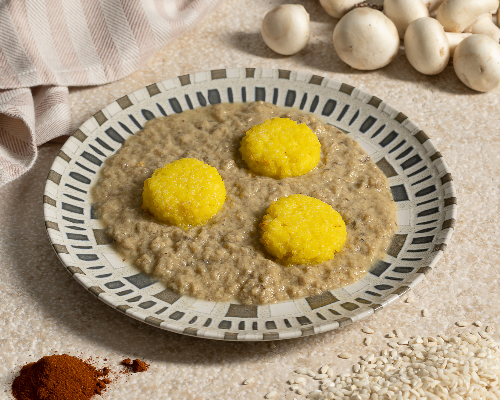 Medaglioni di riso al salto su crema di funghi