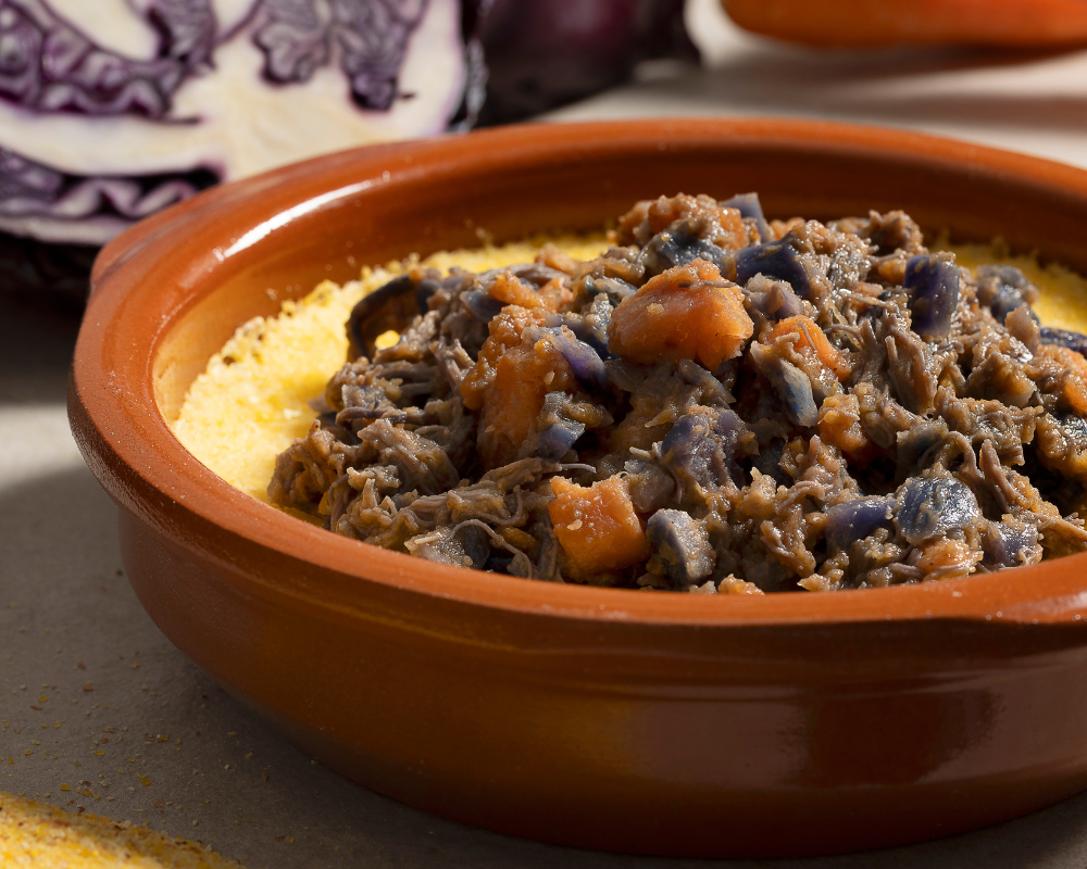 Veggie pulled beef bbq con polenta