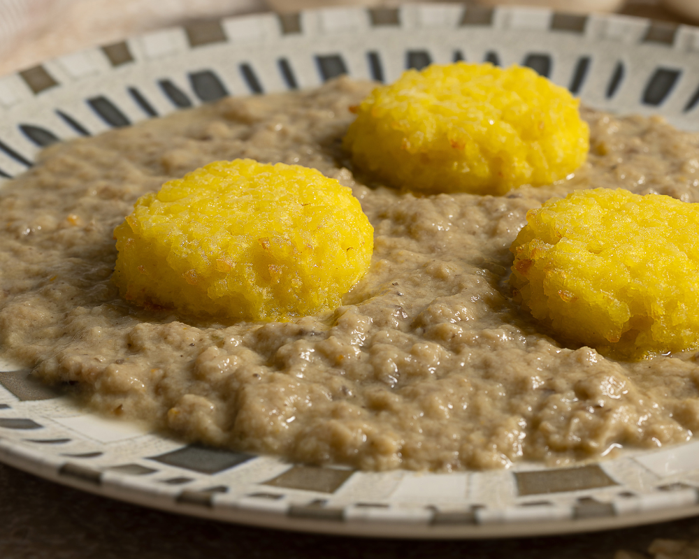 Medaglioni di riso al salto su crema di funghi