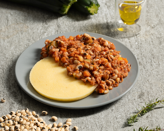 Fagioli dall'occhio con verdure e polenta