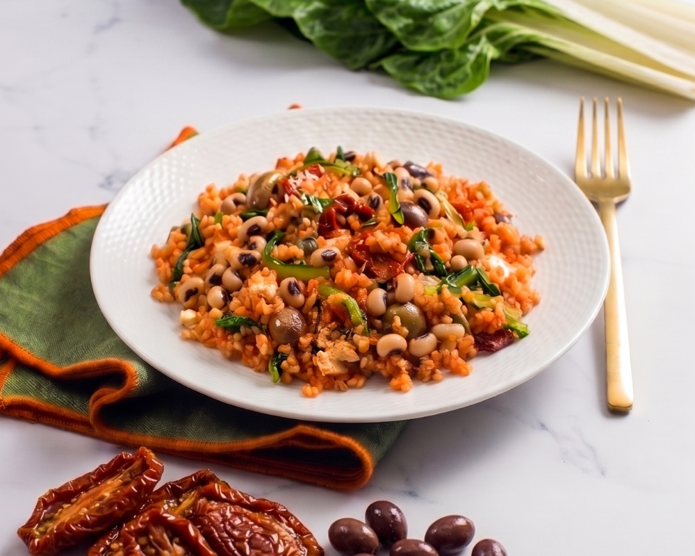 Bowl mediterranea con bulgur e fagioli dall'occhio