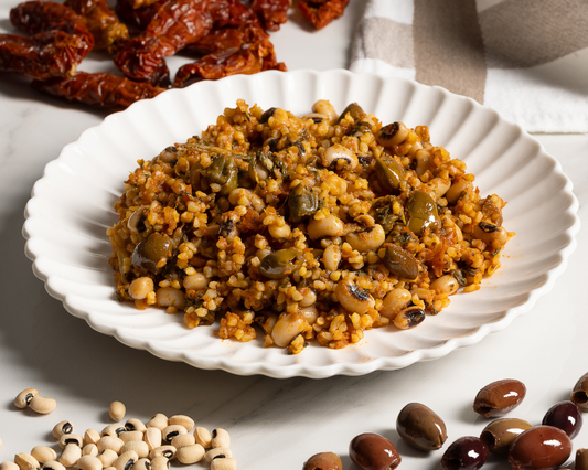Bowl mediterranea con bulgur e fagioli dall'occhio