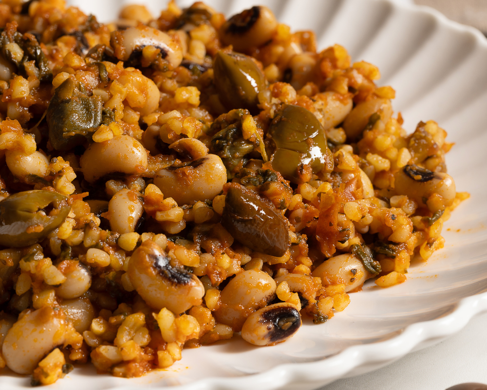 Bowl mediterranea con bulgur e fagioli dall'occhio