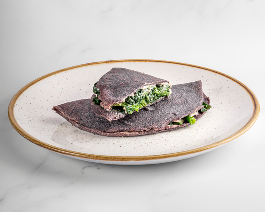 Crepes di riso nero e fave con spinaci e crema di anacardi