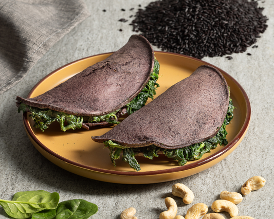 Crepes noir agli spinaci e crema di anacardi