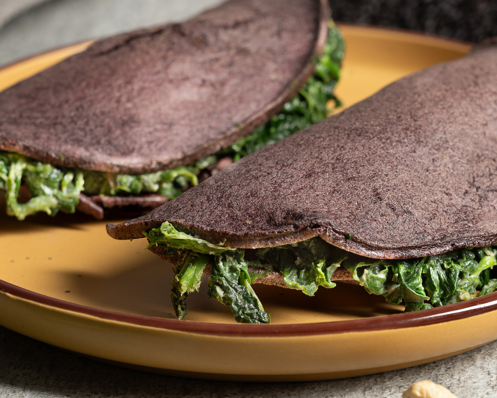 Crepes noir agli spinaci e crema di anacardi