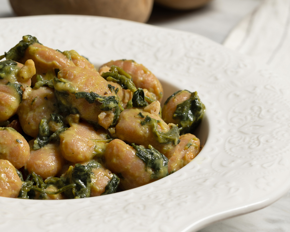 Gnocchi di patate dolci al ragù di spinaci e nocciole
