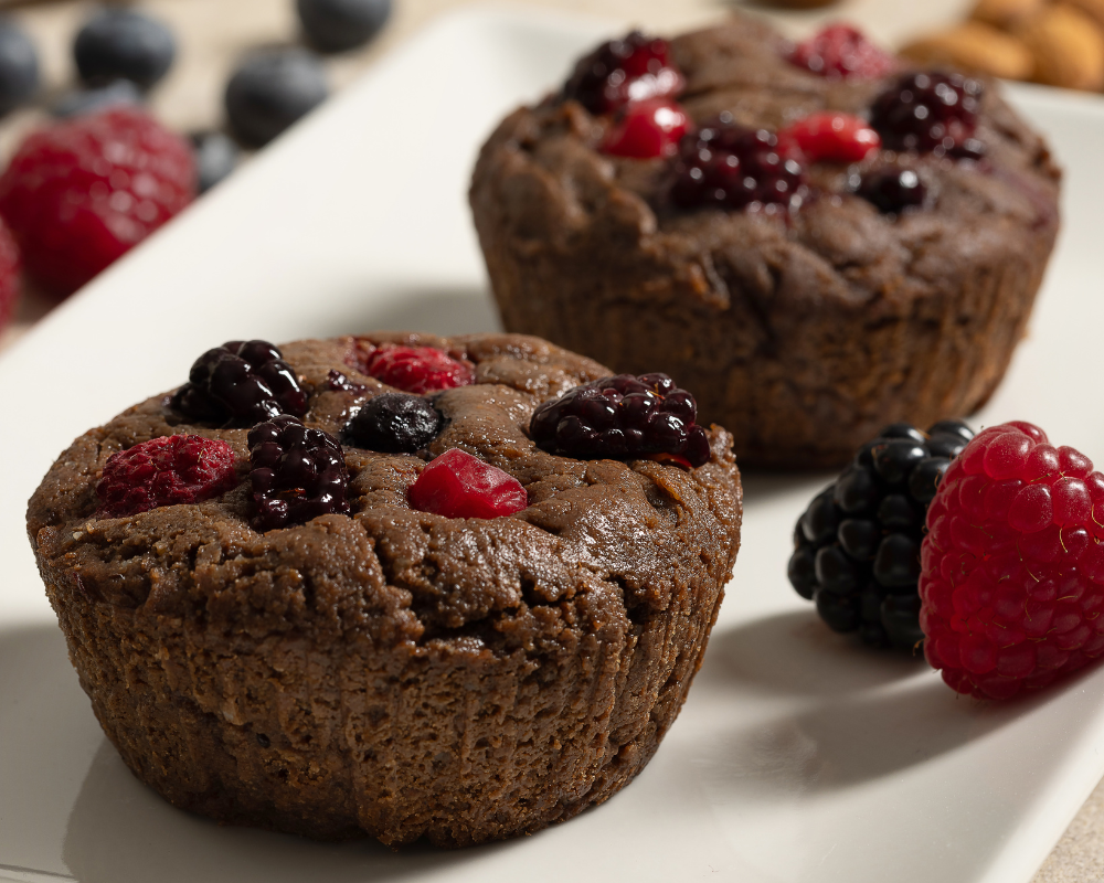 Muffin alla carruba con frutti di bosco
