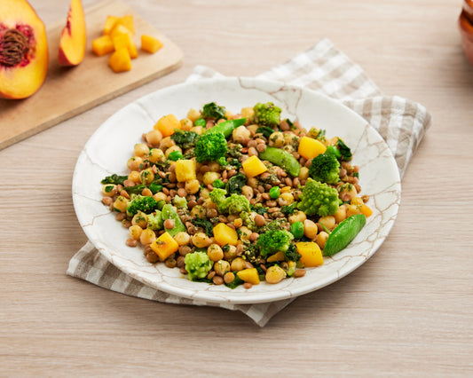 Lenticchie con cavolo romanesco, pesca e menta