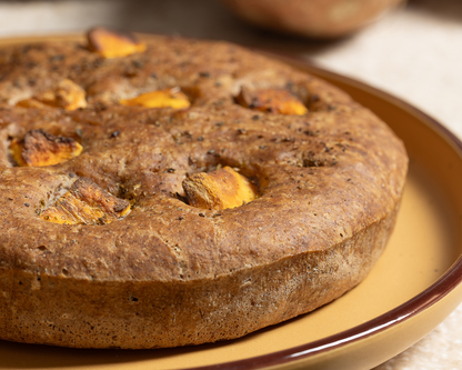 Focaccia al riso nero con batata e origano