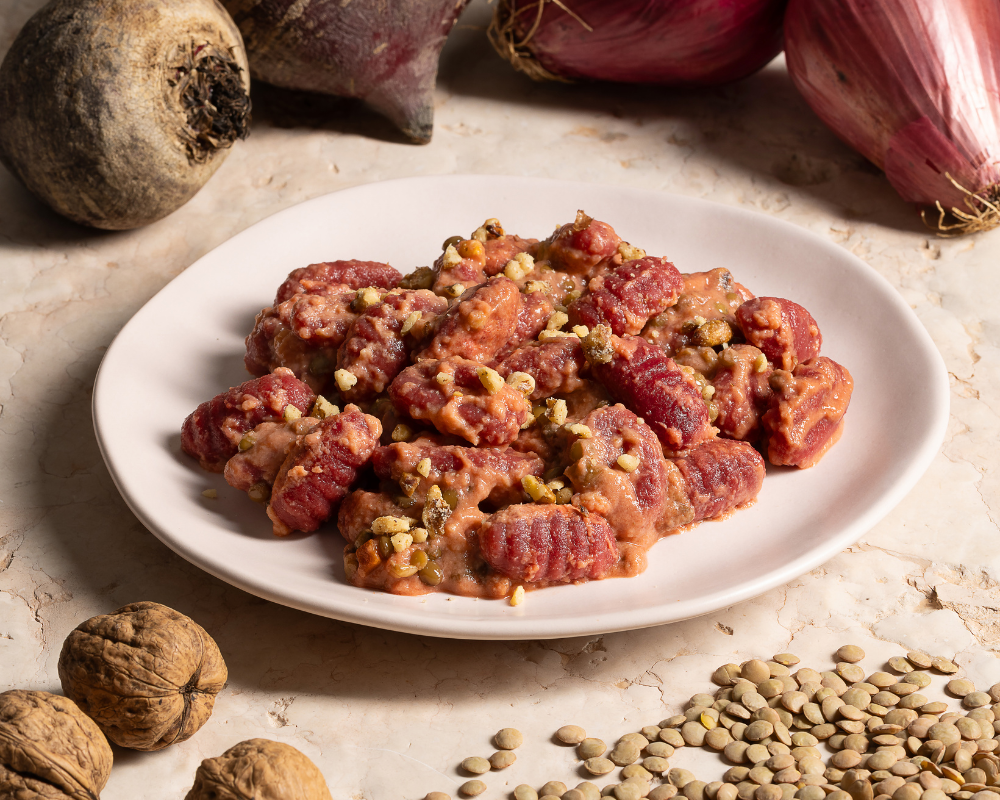 Gnocchi di barbabietola affumicati con ragù di lenticchie
