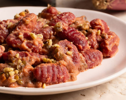 Gnocchi di barbabietola affumicati con ragù di lenticchie