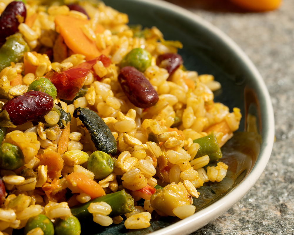 Paella delicata con verdure e fagioli rossi