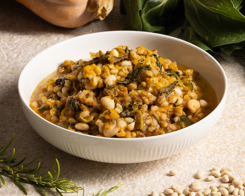 Zuppa d'orzo contadina con zucca e fagioli del purgatorio