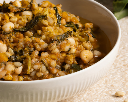 Zuppa d'orzo contadina con zucca e fagioli del purgatorio